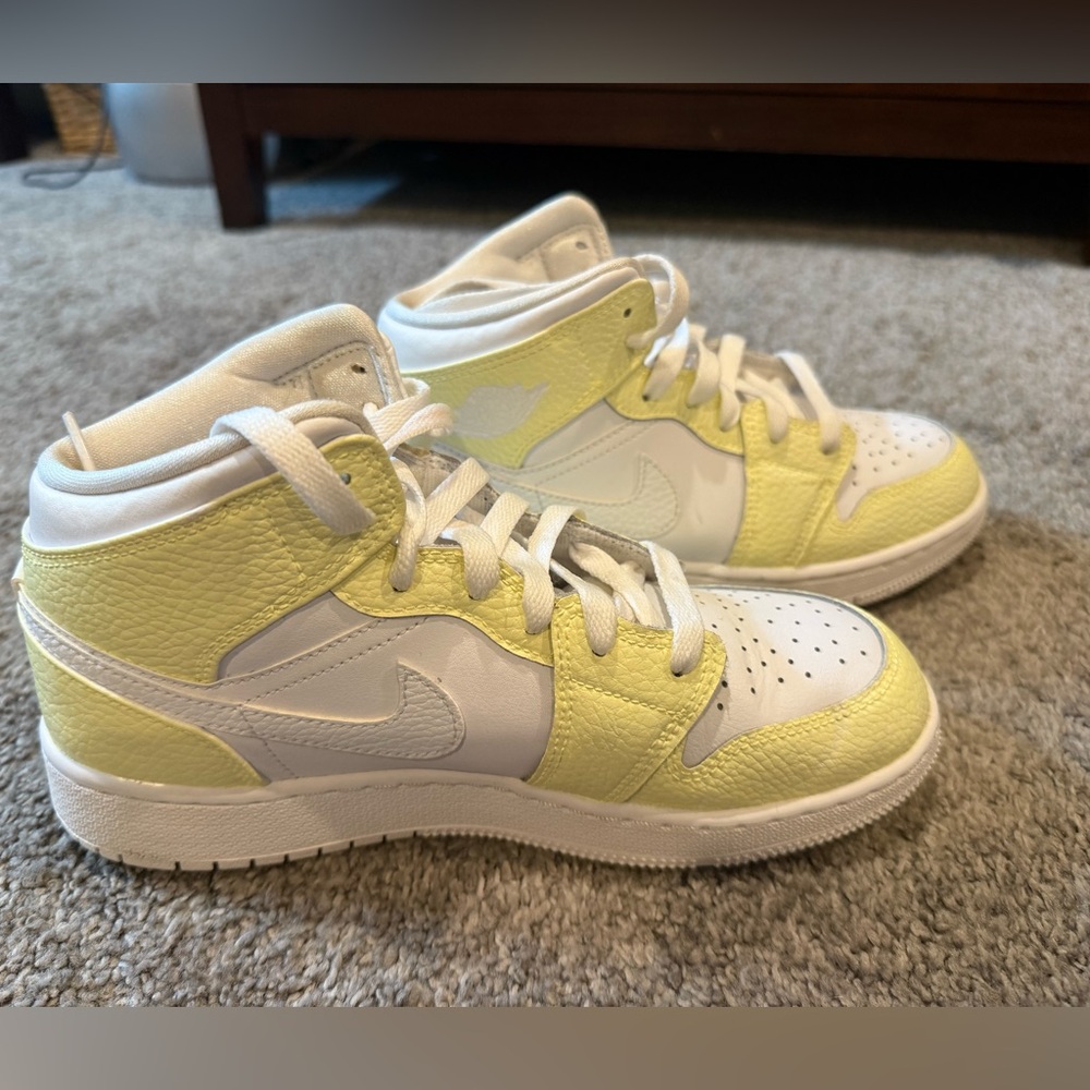 Nike air Jordan dunk / white/ yellow size 5.5 Y- like new condition